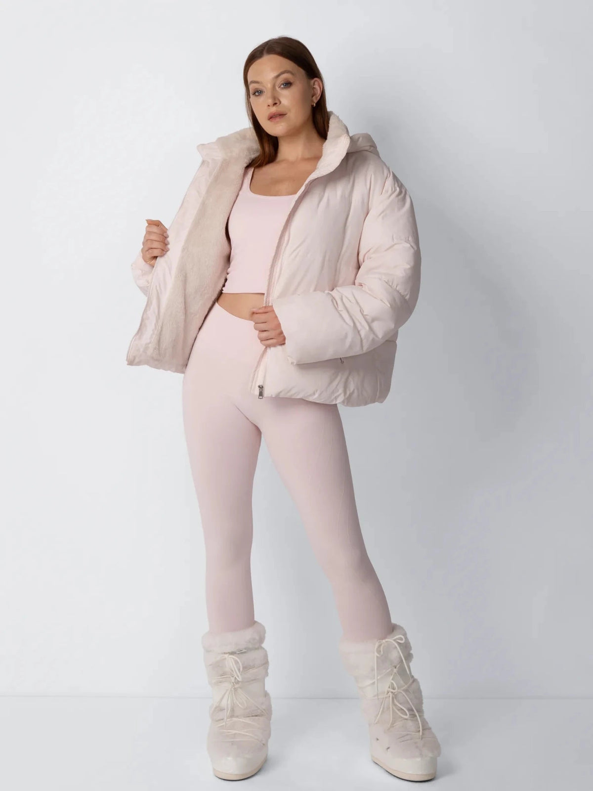 Kurze Steppjacke mit abnehmbarer Kapuze und Webpelzfutter