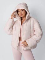 Kurze Steppjacke mit abnehmbarer Kapuze und Webpelzfutter