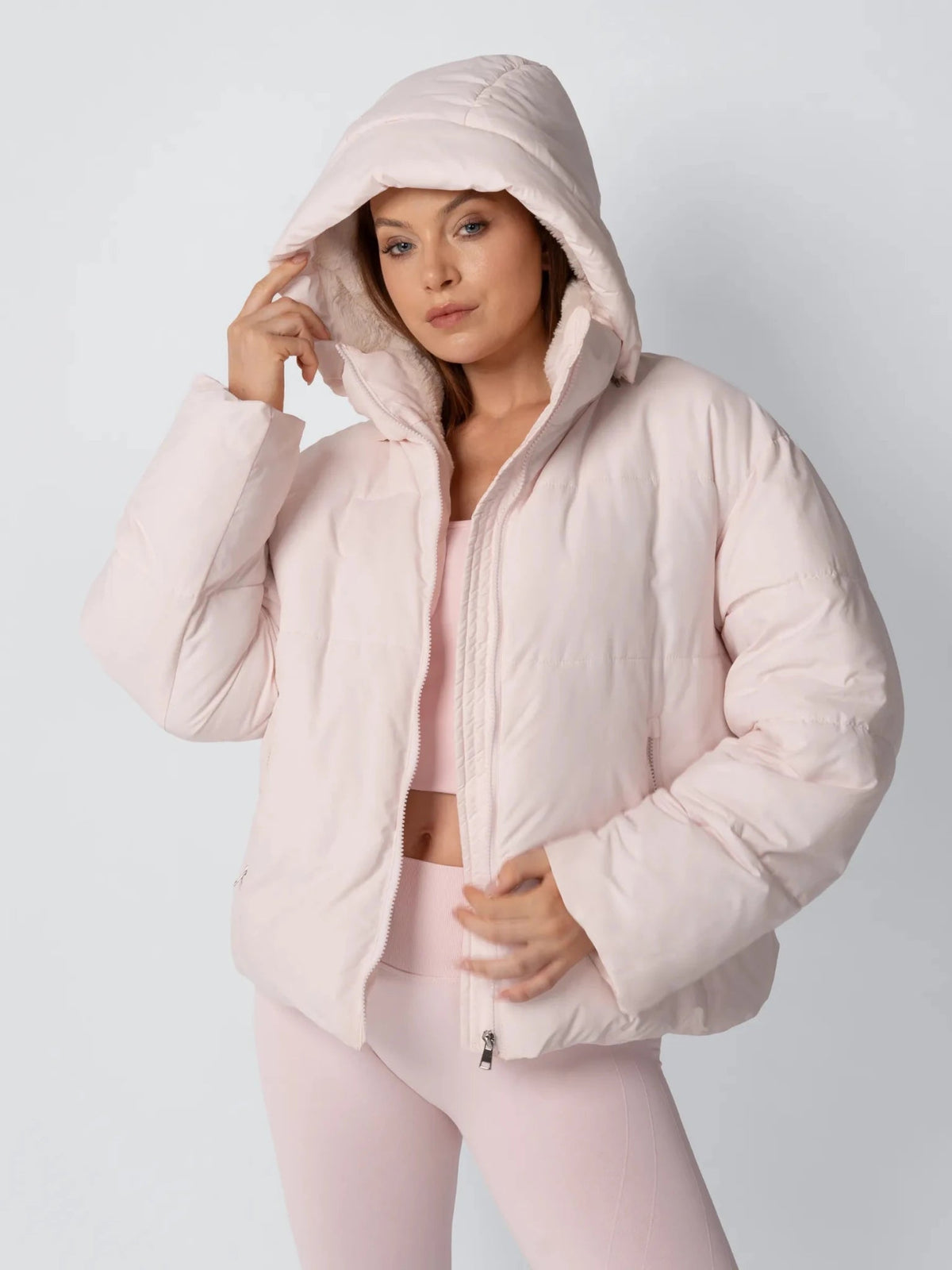 Kurze Steppjacke mit abnehmbarer Kapuze und Webpelzfutter